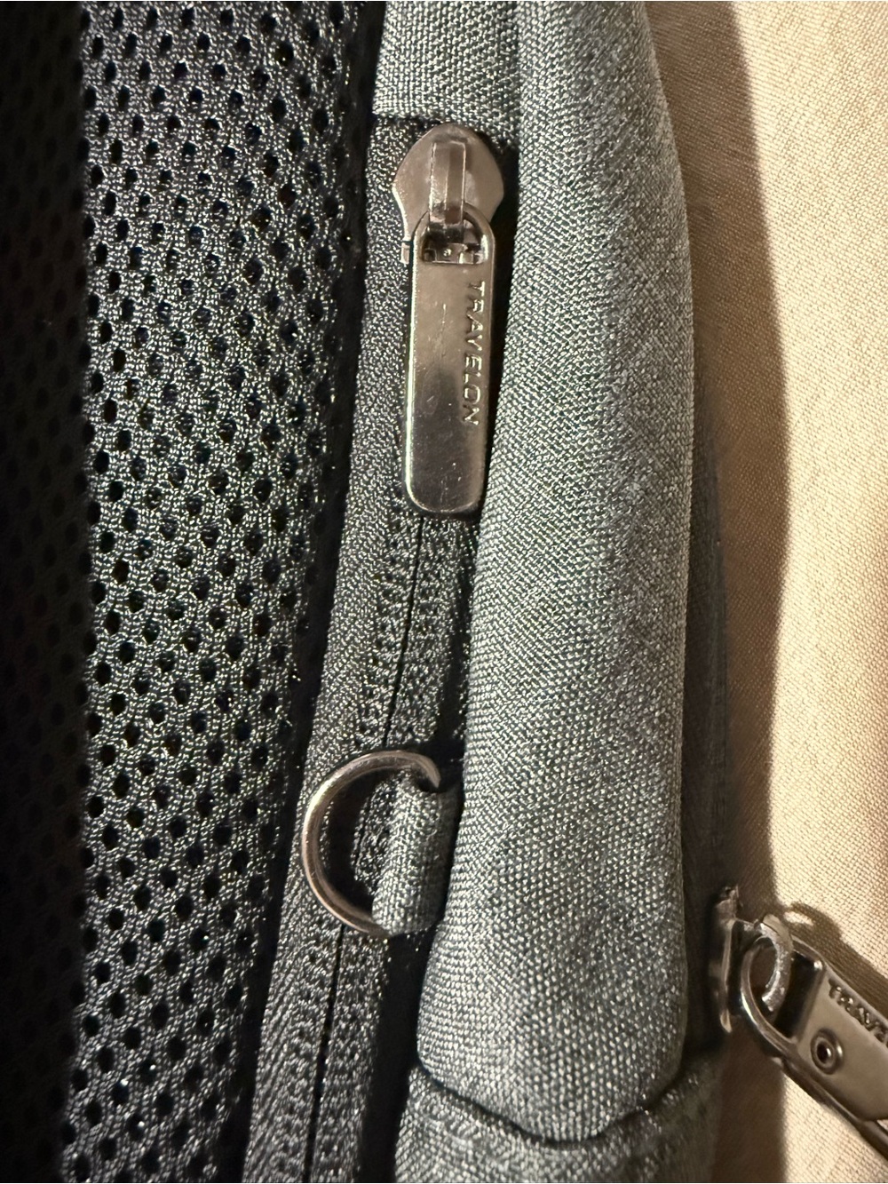 Travelon Charcoal Gray Men’s Sling Crossbody Pack - Picture 4 of 9